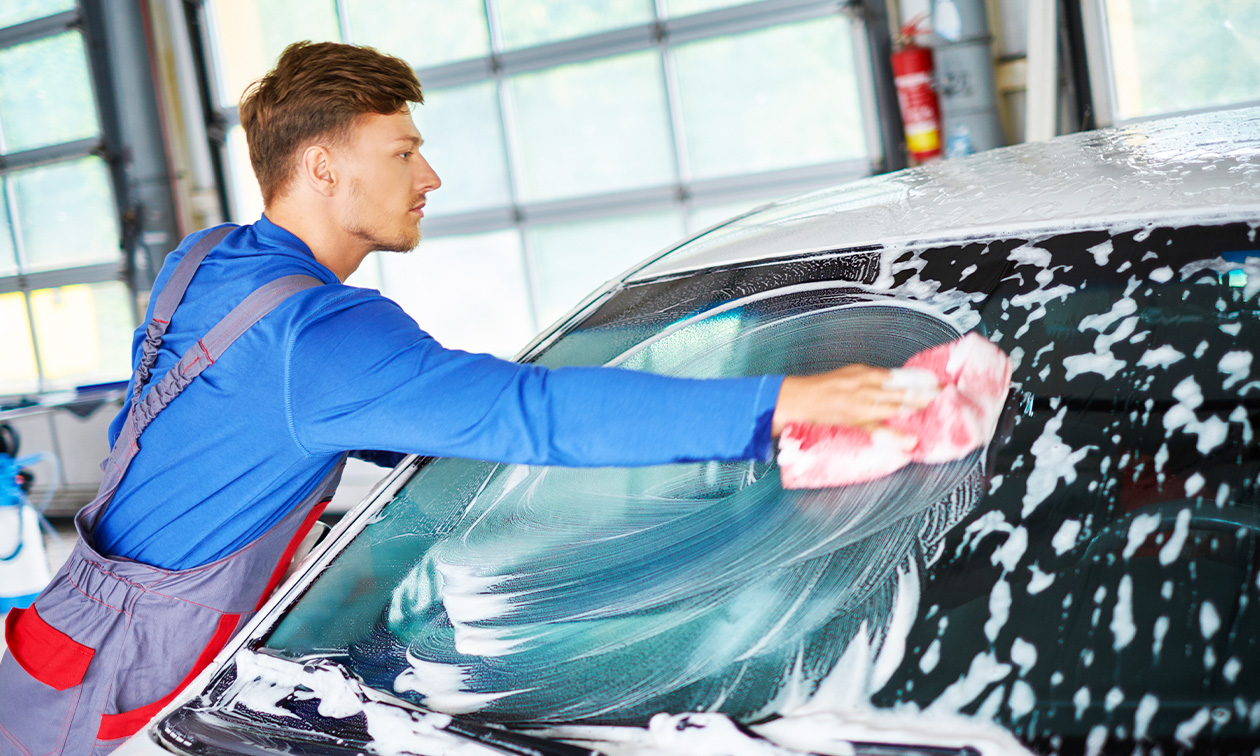 Handwasbehandeling voor de auto