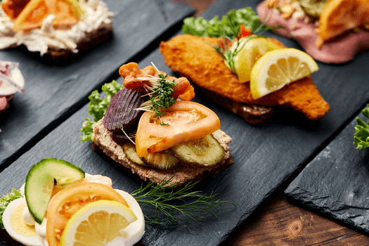 Frokostplatte hos Klaptræet med 9 anretninger.