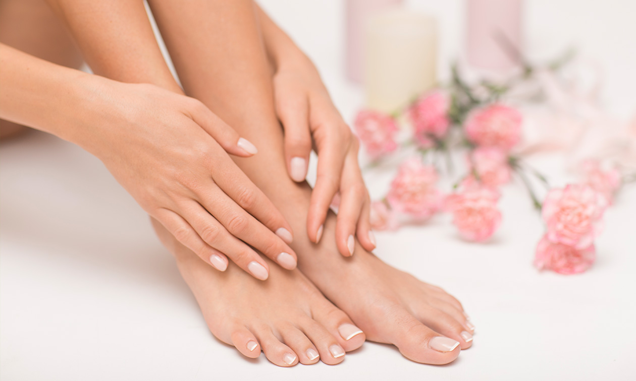 Manicurebehandeling + handmassage + gellak of acryl of pedicurebehandeling + evt. gellak