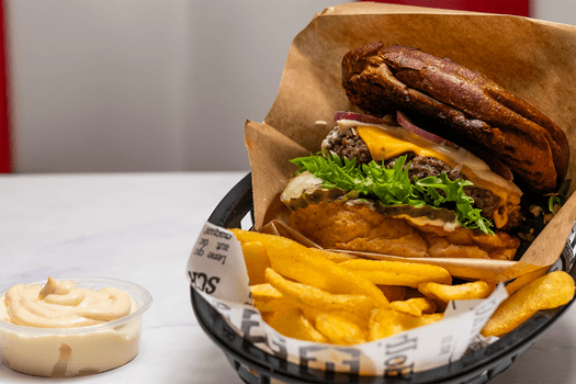 Cheeseburger og fritter