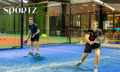 Padelbaan huren voor 4 personen (1,5 uur) + bitterballen + evt. materiaal