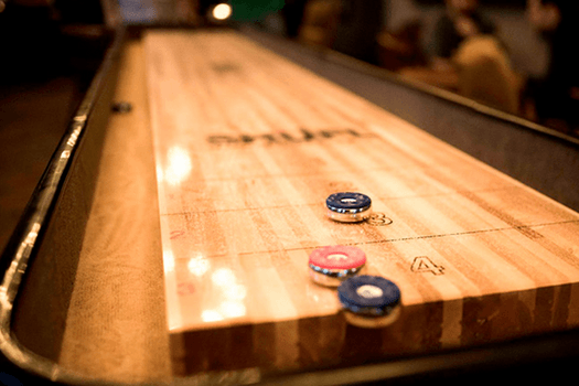 Shuffleboard og snacks