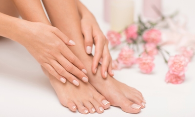 Manicure- of (spa-)pedicurebehandeling (30, 60 of 75 min)